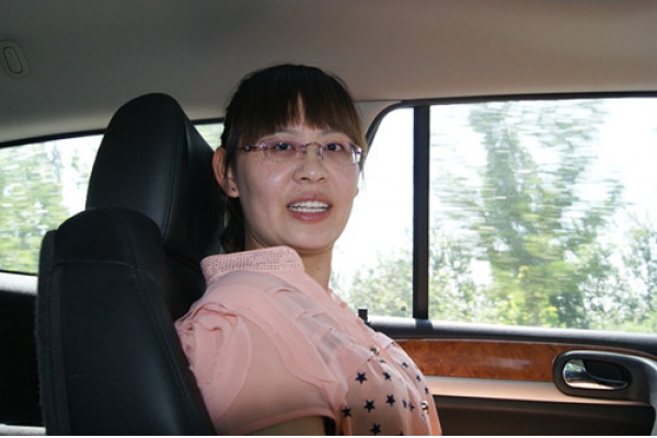 兢兢業(yè)業(yè)為客戶服務的優(yōu)秀銷售經(jīng)理
